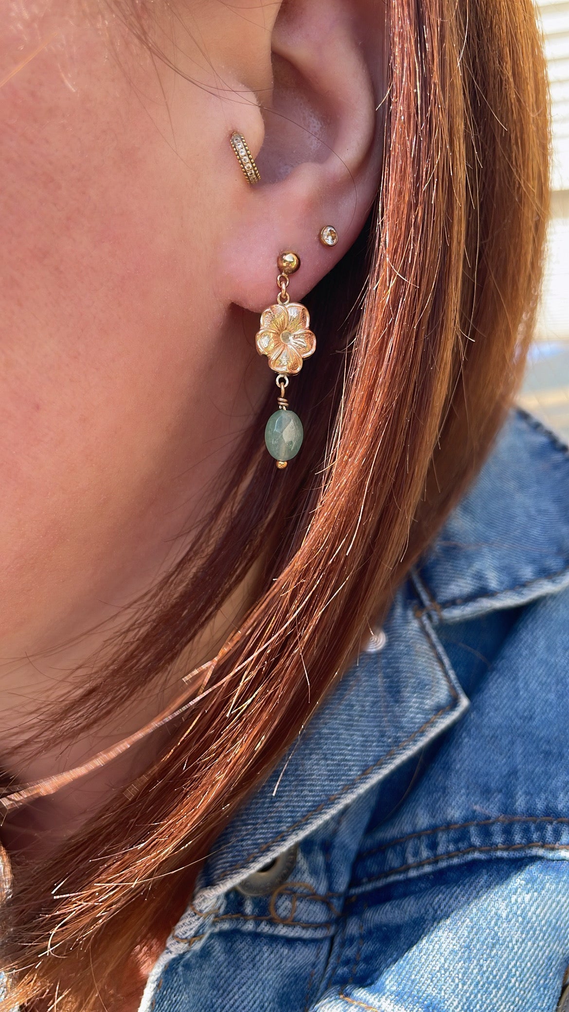 Boucles d’Oreilles Floraison – Pierres Naturelles & Fleur d’or 🌸
