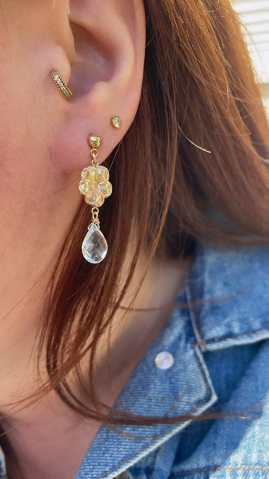 Boucles d’Oreilles Floraison – Pierres Naturelles & Fleur d’or 🌸