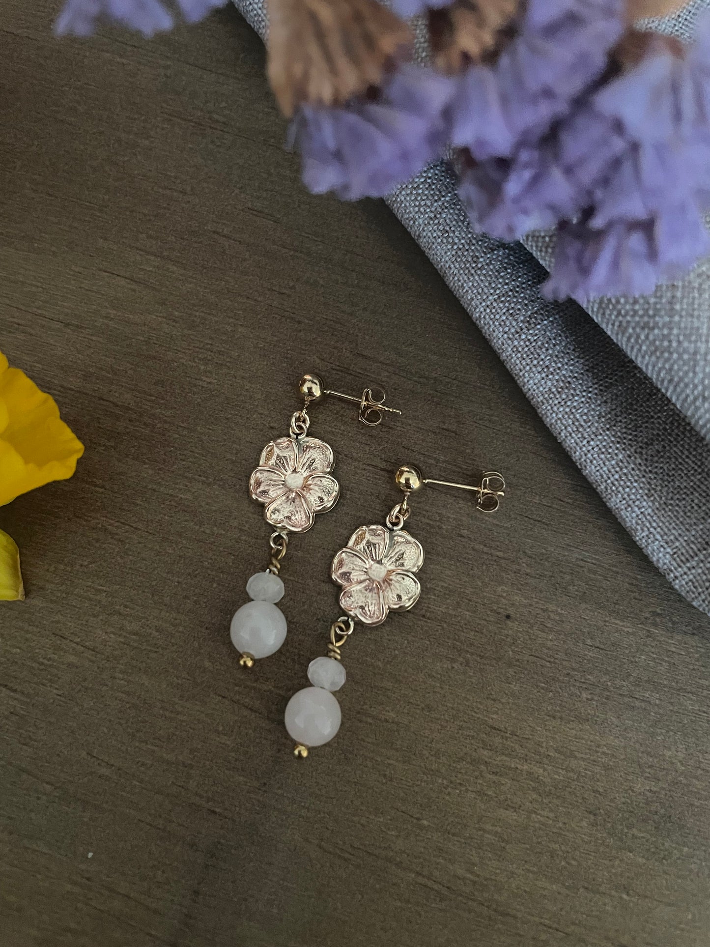 Boucles d’Oreilles Floraison – Pierres Naturelles & Fleur d’or 🌸
