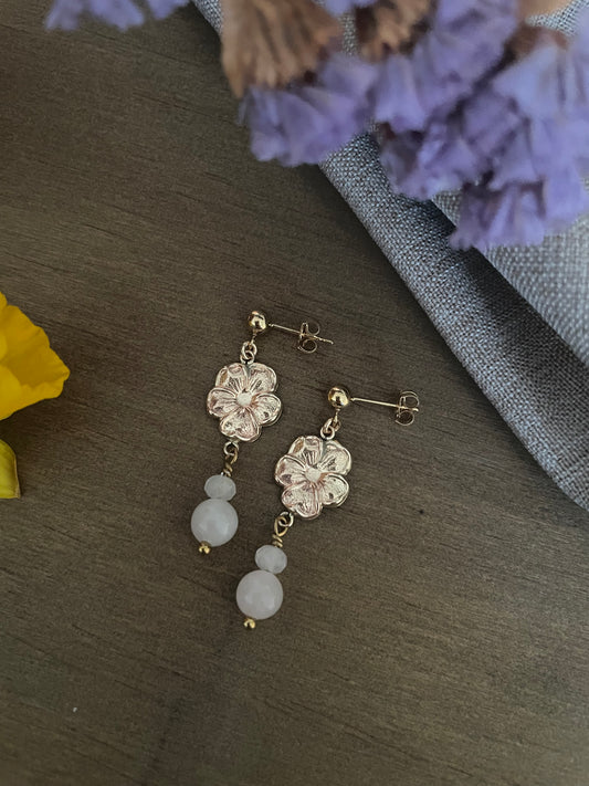 Boucles d’Oreilles Floraison – Pierres Naturelles & Fleur d’or 🌸