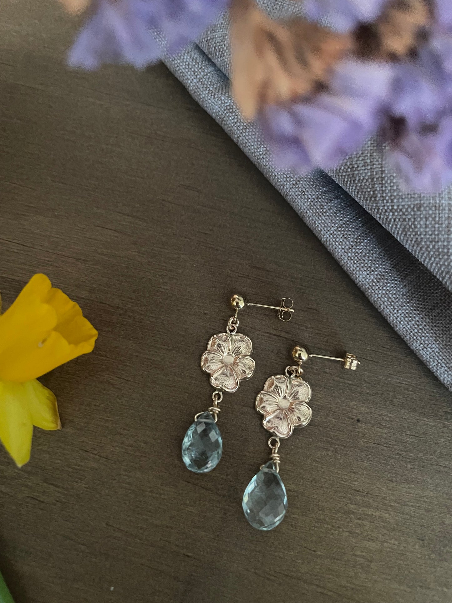 Boucles d’Oreilles Floraison – Pierres Naturelles & Fleur d’or 🌸