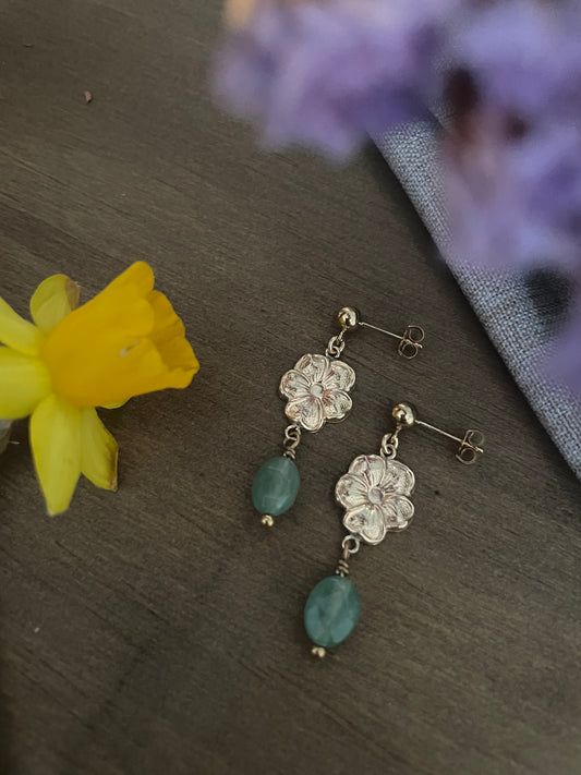 Boucles d’Oreilles Floraison – Pierres Naturelles & Fleur d’or 🌸